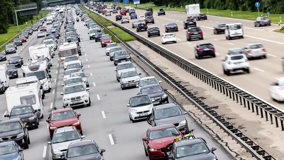 Der Verkehr staut sich. © picture alliance/dpa | Matthias Balk Foto: Matthias Balk