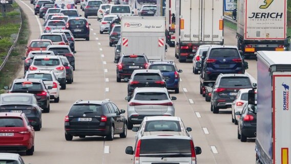 Das Bild zeigt einen Stau auf der Autobahn nahe Hannover. © picture alliance/dpa/Mia Bucher Foto: Mia Bucher