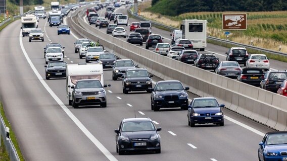 Autos fahren im zäh fließenden Verkehr auf einer Autobahn. © picture alliance Foto: Philipp von Ditfurth