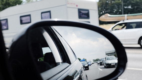 Im Außenspiegel eines Autos ist ein Stau auf der Autobahn zu sehen. © picture alliance/dpa/Martin Gerten Foto: Martin Gerten