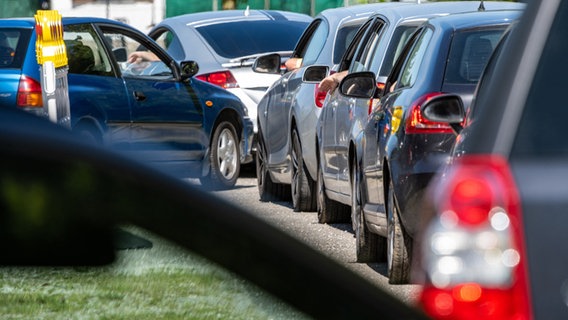 Viele Autos stehen in einer Schlange hintereinander, mehrere Fahrer hängen den Ellbogen aus dem Fenster. (Themenbild) © picture alliance/dpa | Armin Weigel Foto: Armin Weigel