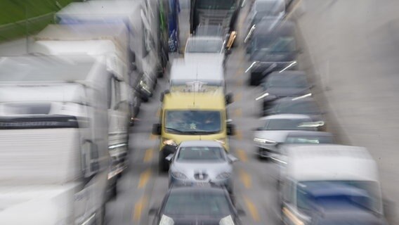 Fahrzeuge stauen sich auf der Autobahn A7. © picture alliance/dpa | Marcus Brandt Foto: Marcus Brandt