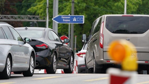 Fahrzeuge stauen sich vor einer Auffahrt der Autobahn A7 © dpa-Bildfunk Foto: Marcus Brandt