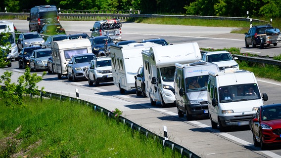 Zahlreiche Wohnmobile und Autos stehen auf der A1 im Stau. © picture alliance/dpa | Jonas Walzberg Foto: Jonas Walzberg