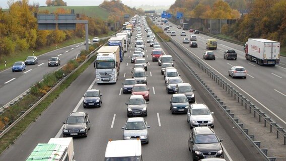 Viele Autos stehen im Stau auf der A7. © picture-alliance/ dpa | Uwe Zucchi Foto: Uwe Zucchi