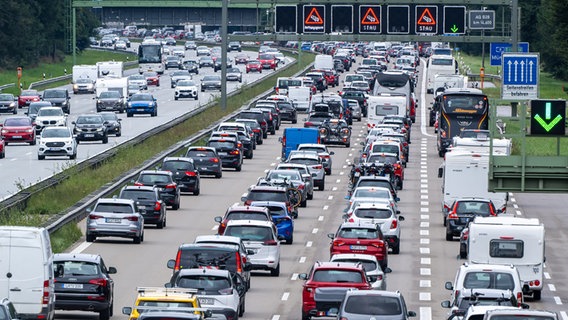 Autos und Reisebusse stehen auf einer Autobahn. © picture alliance/dpa Foto: Peter Kneffel