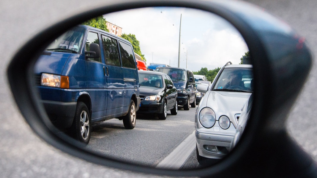 Stau auf der Autobahn - in einem Rückspiegel sind stehende Autos zu sehen.