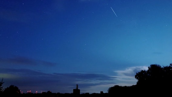 Eine Sternschnuppe Ende Juli am Nachthimmel. © NWM 