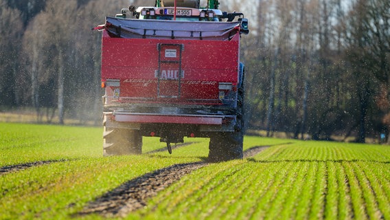 Ein Landwirt bringt Stickstoffdünger auf einem Feld aus. © picture alliance/dpa/Philipp Schulze Foto: Philipp Schulze