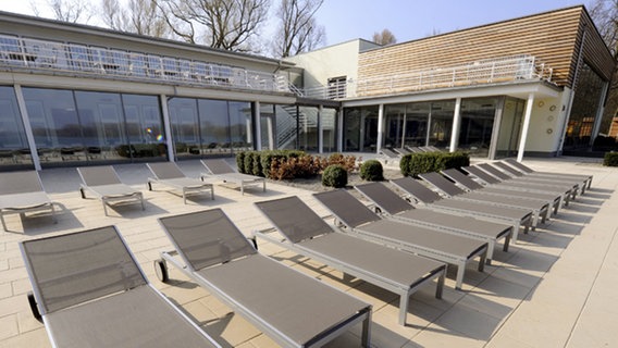 Das im März 2009 neu eröffnete Maschsee-Strandbad in Hannover © dpa Foto: Holger Hollemann