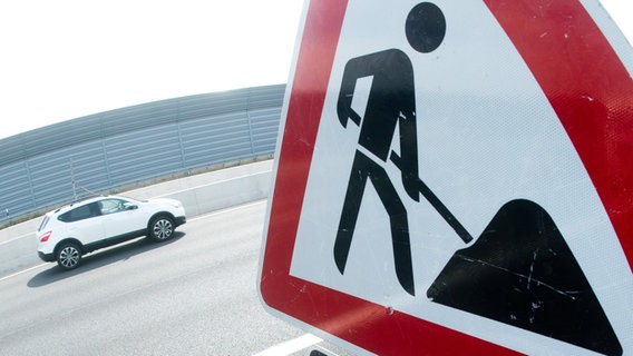 Ein Schild weist an der Autobahn A7 auf eine Baustelle hin. © dpa-Bildfunk Foto: Julian Stratenschulte