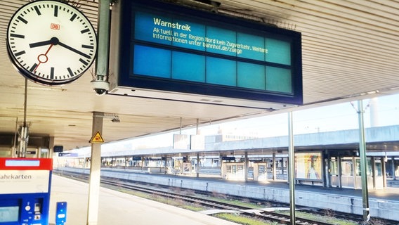 Anzeigetafel am Hauptbahnhof Hannover ("Warnstreik"). © NDR Foto: Bernd Reiser