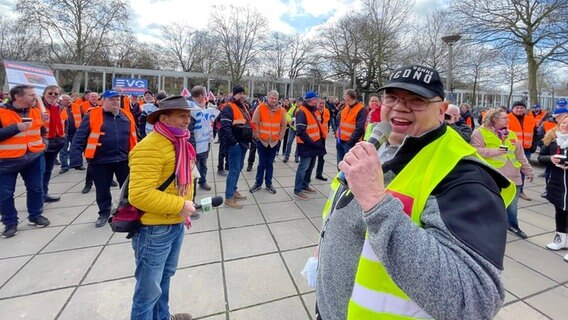 Gewerkschafter von EVG und ver.di demonstrieren in Göttingen © NDR Foto: Jan Fragel