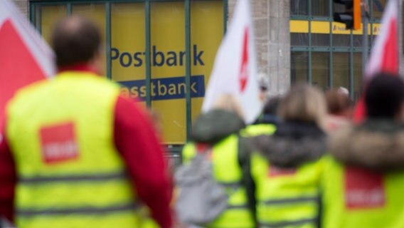 Mitarbeiter der Postbank demonstrieren vor einer Postbankfiliale. © picture alliance / NurPhoto | Ying Tang Foto: Ying Tang