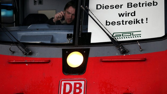 In einem Zugführerhaus steht "Dieser Betrieb wird bestreikt". © dpa Foto: Martin Gerten