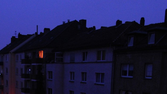 Fast alle Fenster in Mehrfamilienhäusern sind dunkel (Themenbild: Stromausfall). © picture alliance / dpa | Julian Stratenschulte Foto: Julian Stratenschulte