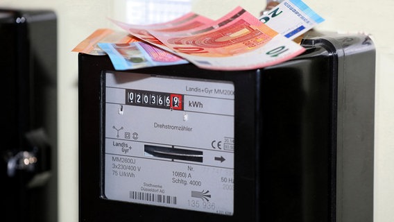 Auf einem Stromzähler liegen Geldscheine. © picture alliance / pressefoto_korb | Micha Korb Foto: Micha Korb
