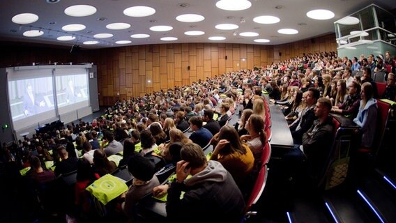 Studenten sitzen während der Erstsemesterbegrüßung im Audimax der Leibniz Universität Hannover. © dpa-Bildfunk Foto: Julian Stratenschulte