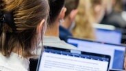 Studentinnen und Studenten sitzen während einer Vorlesung in einem Hörsaal. © picture alliance Foto: Rolf Vennenbernd