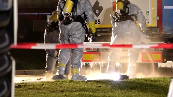 Feuerwehrleute bei einem Gefahrguteinsatz auf einem Rastplatz an der A1 bei Stuhr Feuerwehrleute bei einem Gefahrguteinsatz auf einem Rastplatz an der A1 bei Stuhr © Nord-West-Media TV