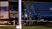 Feuerwehrleute bei einem Gefahrguteinsatz auf einem Rastplatz an der A1 bei Stuhr © Nord-West-Media TV 