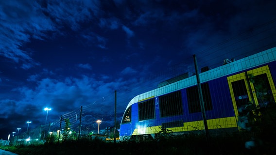 Eine leerer Zug der Nordwestbahn, der planmäßig nicht im Einsatz ist, steht am frühen Morgen am Bahnhof von Wilhelmshaven, am Himmel dunkle Wolken von Sturmtief "Ignatz“. © picture alliance/dpa | Mohssen Assanimoghaddam Foto: Mohssen Assanimoghaddam