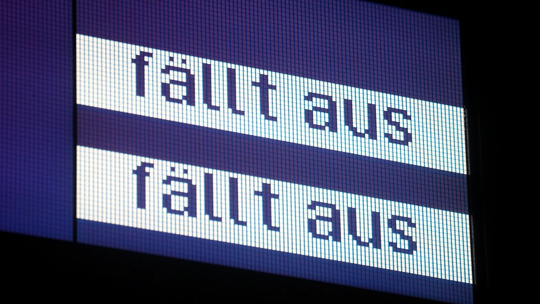 Auf einer Anzeigetafel der Deutschen Bahn wird auf ausfallende Züge hingewiesen.,