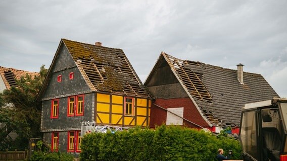 Zwei Häuser mit teilweise abgedeckten Dächern © NDR Foto: Konstantin Mennecke