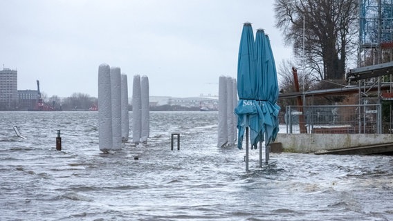 Das Wasser der Elbe überspült bei Hochwasser Teile des Strands in Hamburg-Övelgönne. © picture alliance / dpa Foto: Bodo Marks