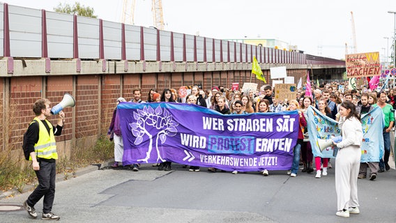 Demo von FFF und "Leinemasch bleibt" gegen den Ausbau des Südschnellwegs Hannover. © dpa Foto: Michael Matthey/dpa