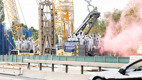 Vermummte besetzen eine Baustelle am Südschnellweg Hannover. "Kein Baum weiter" steht auf einem Transparent. (Es findet eine Demo von FFF und "Leinemasch bleibt" statt). © dpa Foto: Michael Matthey/dpa