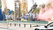 Vermummte besetzen eine Baustelle am Südschnellweg Hannover. "Kein Baum weiter" steht auf einem Transparent. (Es findet eine Demo von FFF und "Leinemasch bleibt" statt). © dpa Foto: Michael Matthey/dpa