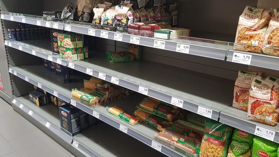 In einem Supermarktregal sind große Lücken. © picture alliance/Eibner Pressefoto/Fleig Foto: Fleig