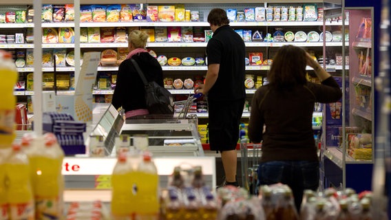Kunden stehen vor einem Kühlregal in einem Supermarkt. © picture alliance / ZB | Jens Wolf Foto: Jens Wolf