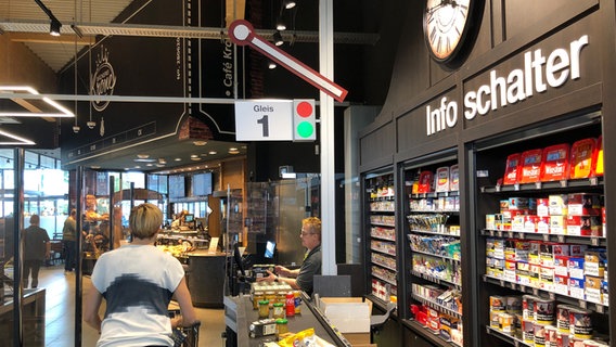 In einen Supermarkt sind Eisenbahn-Elemente integriert. © NDR Foto: Henning Orth