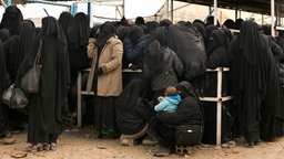 Frauen stellen sich für Hilfsgüter im Lager al-Hol (Al-Haul, Syrien), an. © dpa-Bildfunk Foto: Maya Alleruzzo