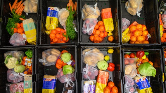 Für Bedürftige gepackte Kisten mit Lebensmitteln stehen in einem Lager. © picture alliance/dpa/Klaus-Dietmar Gabbert Foto: Klaus-Dietmar Gabbert