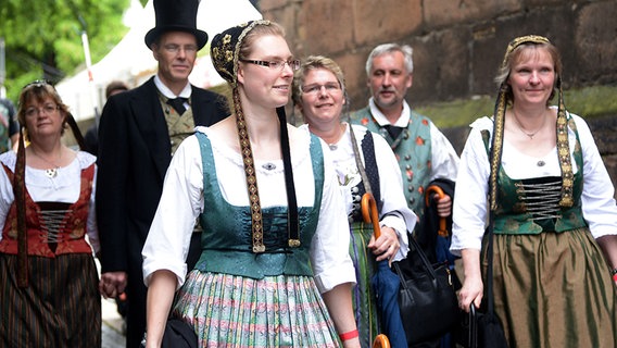 Eine Trachtengruppe beim Tag der Niedersachsen 2015 in der Innenstadt von Hildesheim. © dpa - Bildfunk Foto: Peter Steffen