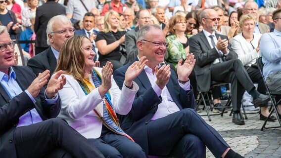 Ministerpräsident Stephan Weil (SPD), Landtagspräsidentin Gabriele Andretta (SPD) und Wirtschaftsminister Bernd Althusmann (SPD) sitzen bei der Eröffnung des Tag der Niedersachsen im Publikum. © NDR Foto: Axel Herzig