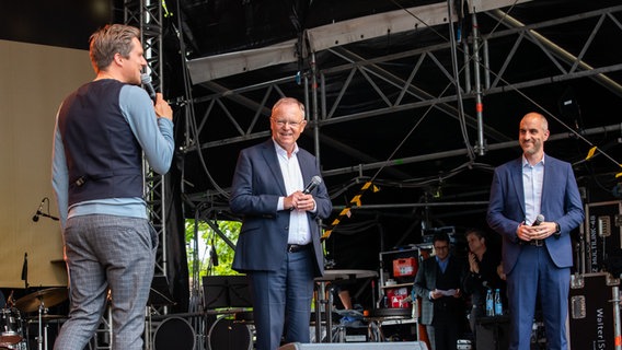 Ministerpräsident Stephan Weil (SPD) und Oberbürgermeister Belit Onay (Grüne) sprechen mit Arne-Torben Voigts. © NDR Foto: Axel Herzig