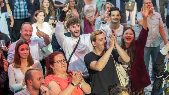 Publikum beim Tag der Niedersachsen applaudiert und lacht. © NDR Foto: Axel Herzig