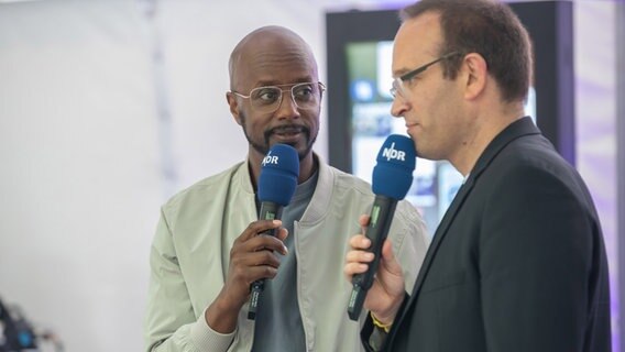 Yared Dibaba im Gespräch mit Sören Oelrichs beim Tag der Niedersachsen. © NDR Foto: Axel Herzig