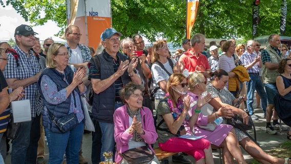 Menschen im Publikum freuen sich beim Tag der Niedersachsen. © NDR Foto: Axel Herzig