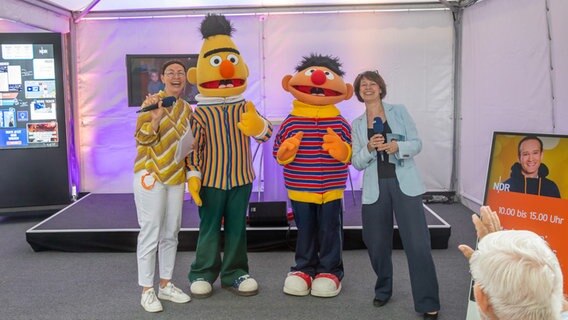 Ernie und Bert im Zelt von NDR 1 Niedersachsen beim Tag der Niedersachsen mit Martina Gilica und Bettina Pohl (rechts). © NDR Foto: Axel Herzig