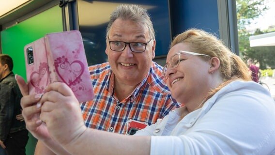 Michael Thürnau posiert mit einer Besucherin beim Tag der Niedersachsen. © NDR Foto: Axel Herzig