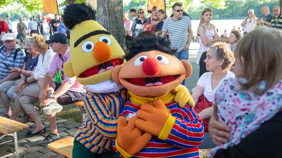 Ernie und Bert beim Tag der Niedersachsen in Aktion © NDR Foto: Axel Herzig