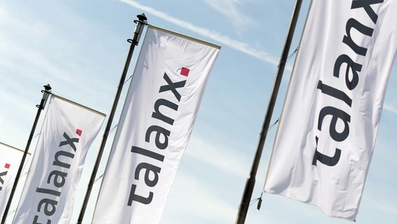 Fahnen der Talanx AG wehen unter blauem Himmel. © picture alliance Foto:  Sebastian Gollnow