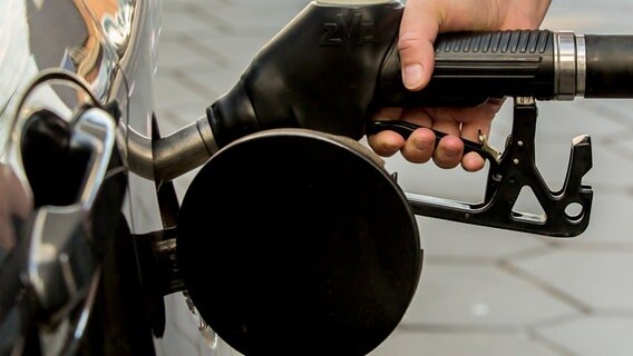 Eine Person beim Tanken. © picture alliance/Goldmann Foto: Goldmann