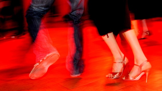 Feet of dancers in a club.  © picture alliance Photo: Britta Pedersen