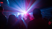 Menschen tanzen in einem Club. © picture alliance/Sophia Kembowski/dpa Foto: Sophia Kembowski